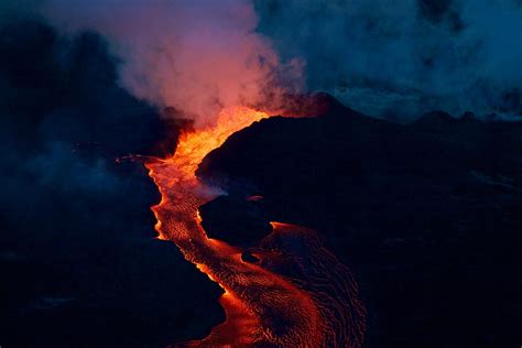  Under the Volcano: En Vulkan av Emotioner och Existentiell Kris